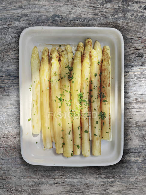 Roasted white asparagus with parsley — Stock Photo