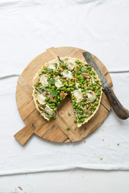 Pea tart with green beans, goat's cheese and pine nuts — Stock Photo