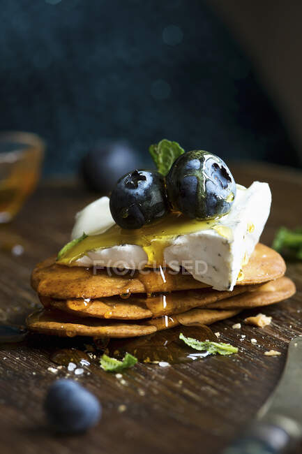 Camembert Cheese on savory biscuits with honey and blueberries — Stock Photo