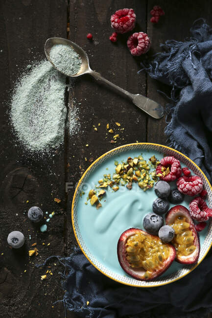 Веганский голубой коктейль со спирулиной, фруктами и орехами — стоковое фото