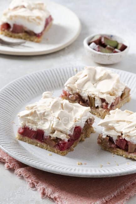 Rhubarb sheetcake with meringue top on plate — Stock Photo