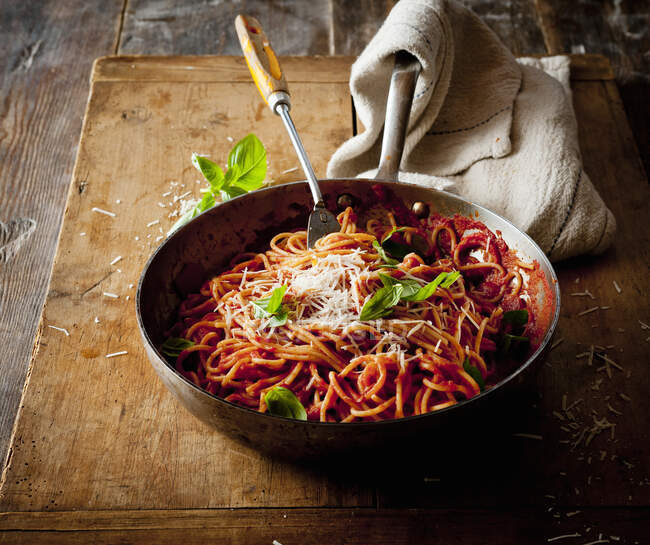Espaguete com molho de tomate em uma panela — Fotografia de Stock