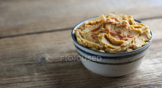 Hummus casero con pollo y verduras - foto de stock