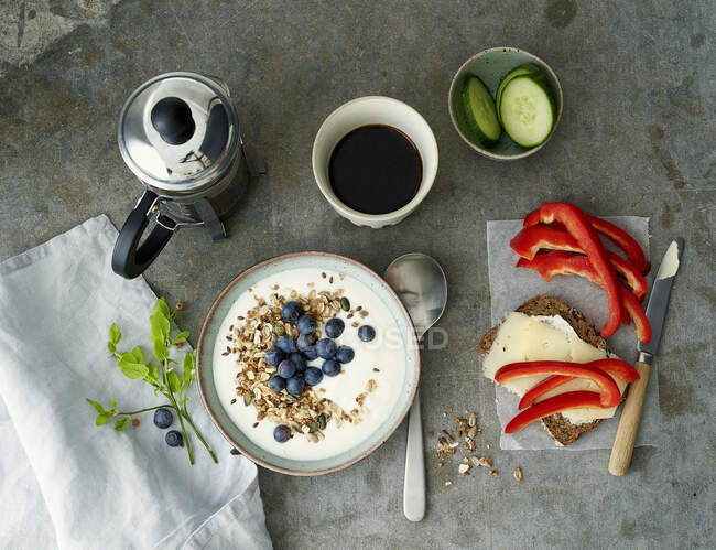 Здоровый завтрак с ингредиентами на обед и напитки — стоковое фото