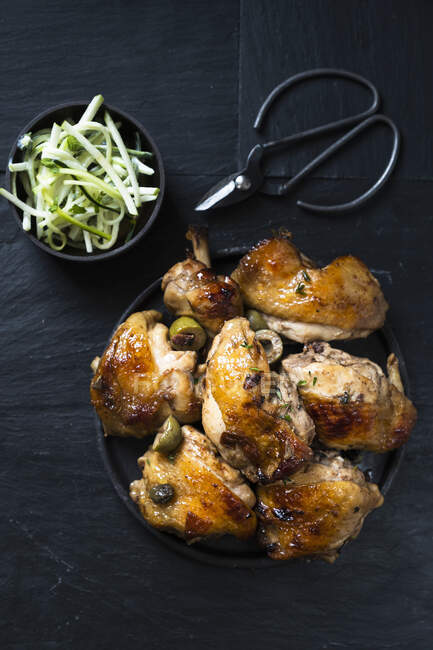 Pollo arrosto con olive e capperi servito con insalata — Foto stock