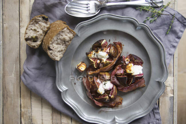 Фаршированные фиги со сливочным сыром и беконом — стоковое фото