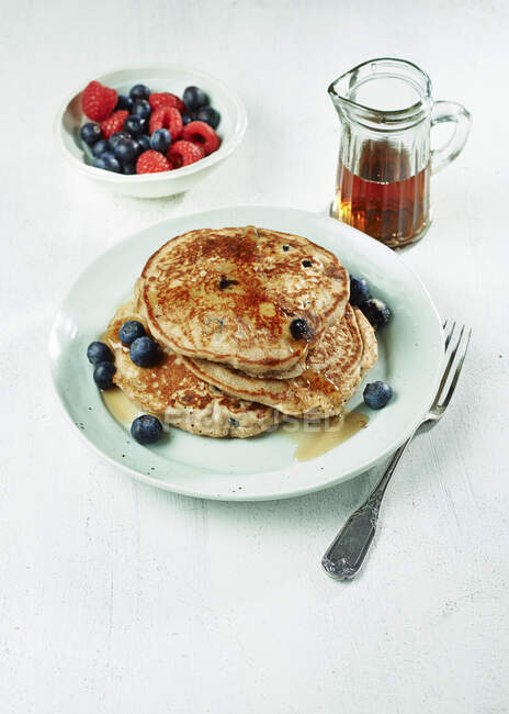 Banana, blueberry and buckwheat pancakes — Fotografia de Stock