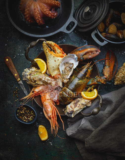 Seafood, fresh and cooked, with oranges and spices — Stock Photo