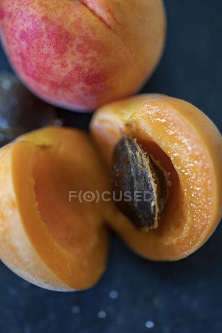 Whole and halved apricots. close up shot — Stock Photo