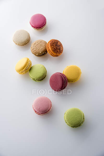 Diferentes macarons coloridos isolados no fundo branco — Fotografia de Stock