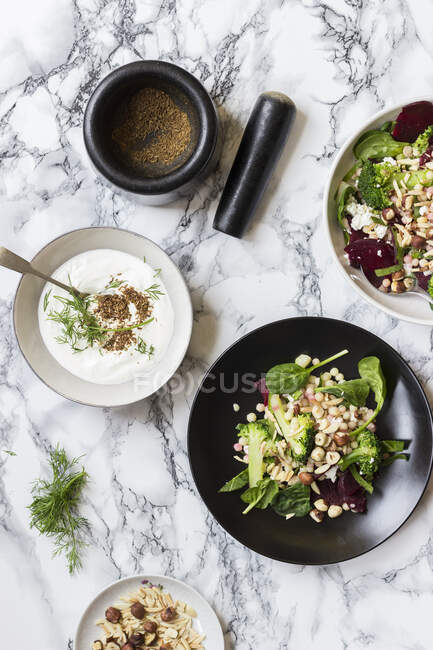Pritamsalat mit Brokkoli, Roter Bete, Mandeln, Oliven und Feta — Stockfoto