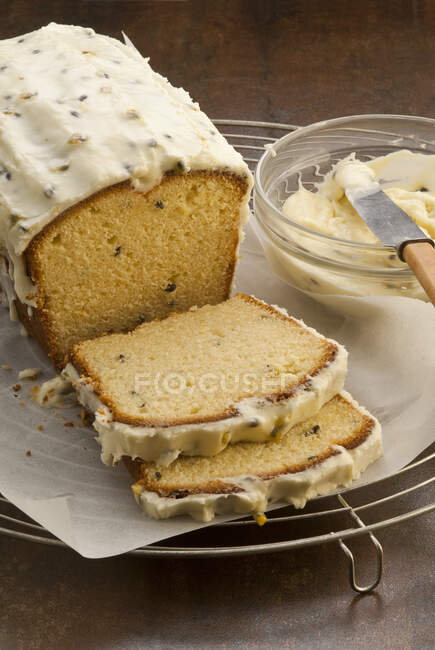 Passionfruit and yoghurt loaf — Stock Photo