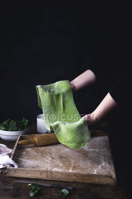 Fabricação de macarrão de espinafre verde — Fotografia de Stock