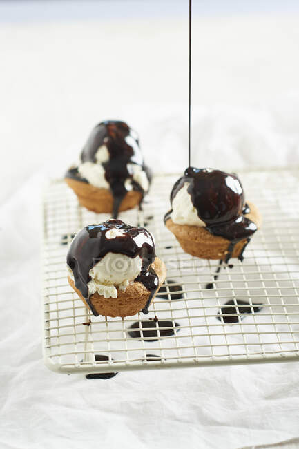 Mini almond muffins with vanilla ice cream and chocolate sauce — Stock Photo