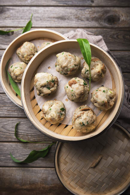 Vegan wild garlic bread dumplings made in bamboo steamer - foto de stock