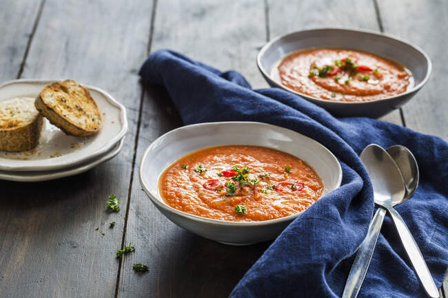 Веганский томатный суп с чили и петрушкой — стоковое фото