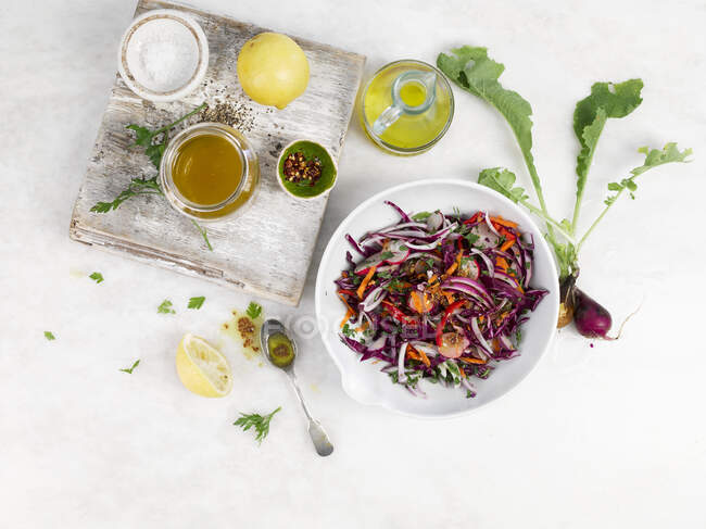 Salada de legumes rápida com vinagrete de limão — Fotografia de Stock
