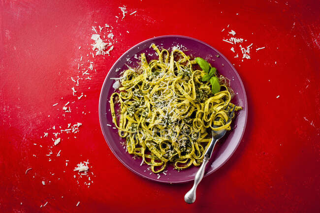Tagliatelle mit Pesto, Basilikum und Parmesan — Stockfoto