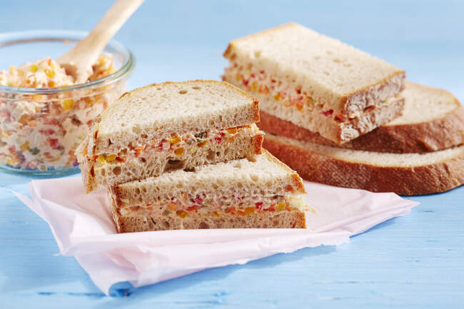 Sanduíches cheios de salsicha caseira espalhados com aipo e pimentas — Fotografia de Stock