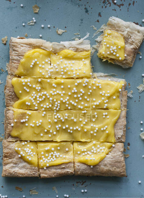 Easter lemon curd puff pastry tart topped with sugar pearls — Stock Photo