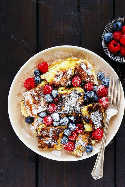 Shredded pancake with fresh berries — Stock Photo