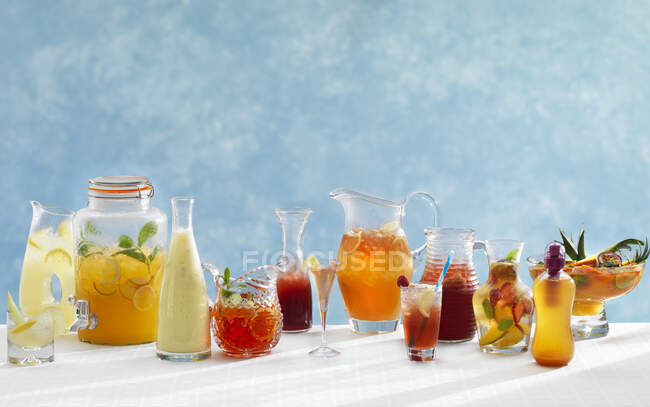 Cocktails d'été avec fruits et baies sur la table — Photo de stock