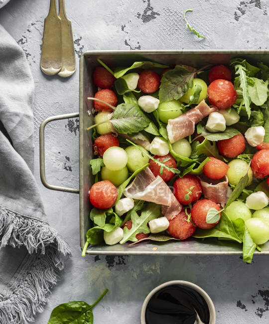 Melão e salada de presunto — Fotografia de Stock