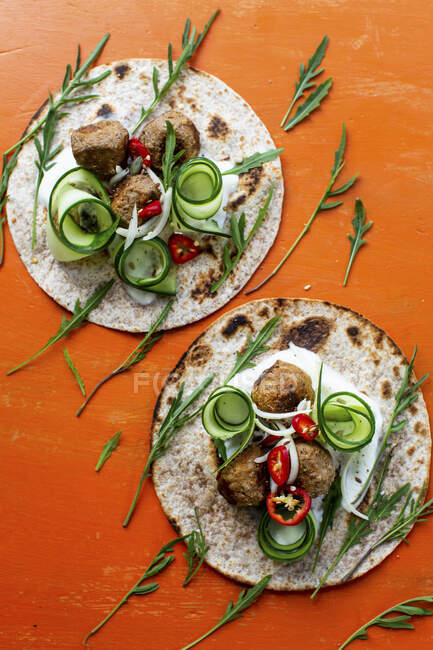 Wraps with spicy meatballs, cucumber and rocket — Stock Photo