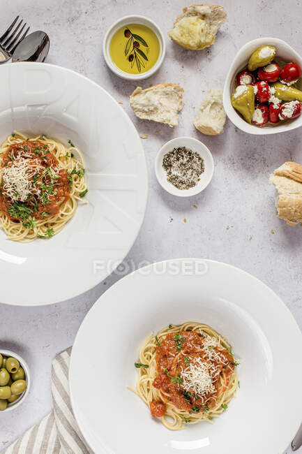 Pasta with tomato sauce, with fresh parsley and parmesan cheese — Stock Photo