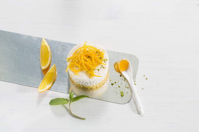 Апельсиновые пирожные с апельсиновой цедрой — стоковое фото