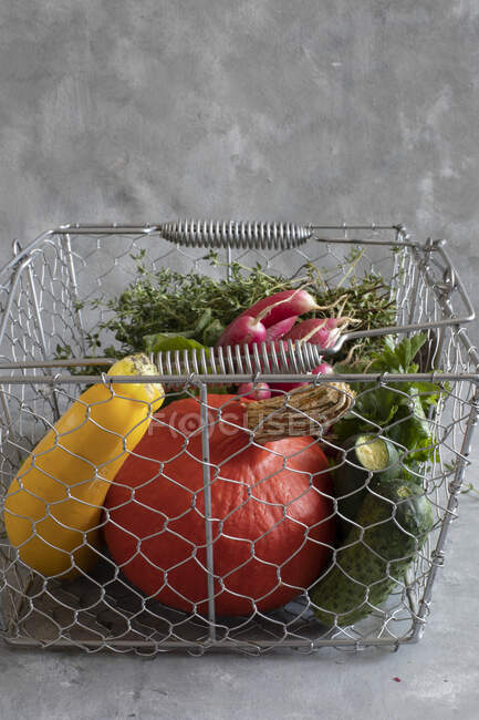 Fresh veg in a wire basket — Stock Photo
