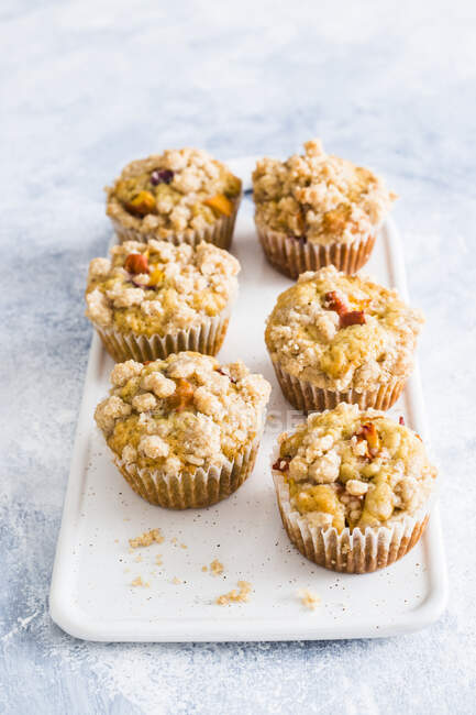 Peaches muffins with streusel — Stock Photo
