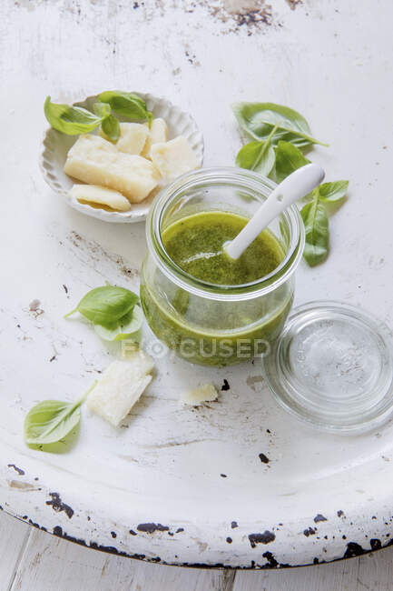 Pesto al basilico e parmigiano — Foto stock