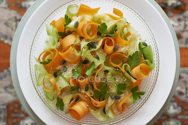 Insalata creativa servita di carote e cetrioli — Foto stock