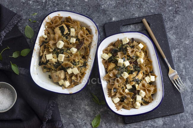 Pasta bake with chicken, sun-dried tomatoes, spinach and feta — Stock Photo