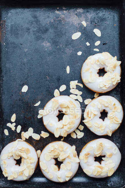 Белые пончики на сером фоне — стоковое фото