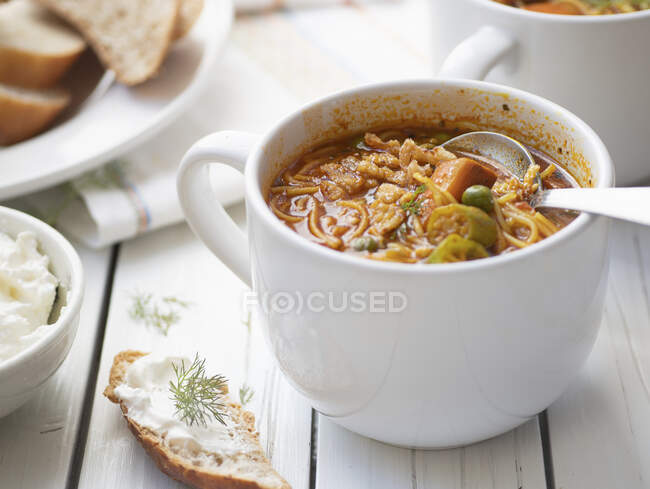 Sopa de macarrão Okra em tigela branca — Fotografia de Stock