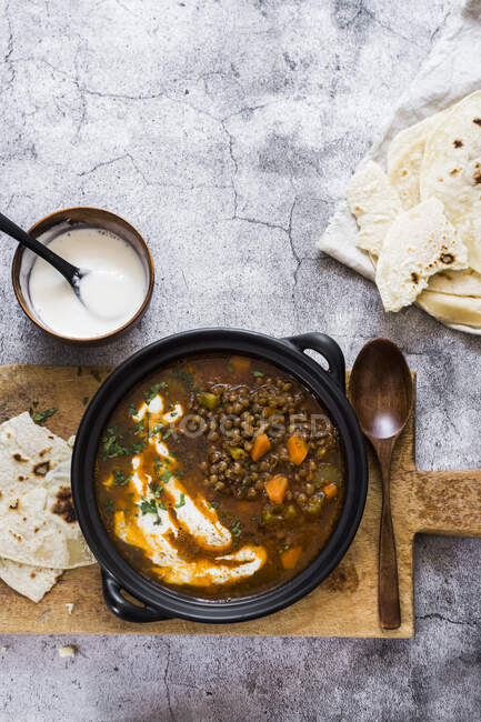 Spicy lentils soup with yoghurt — Stock Photo