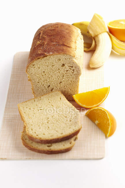 Homemade white bread, sliced on cutting board — Stock Photo