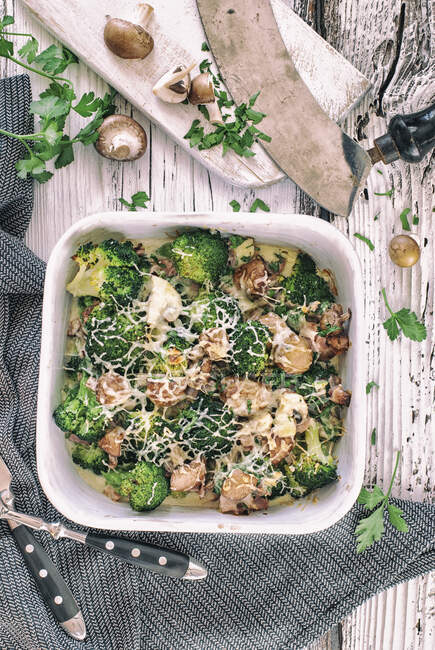 Broccoli al forno con prosciutto e funghi in latta — Foto stock