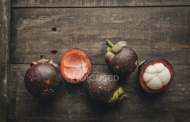 Close-up shot of delicious Mangosteens, whole and sliced — Stock Photo