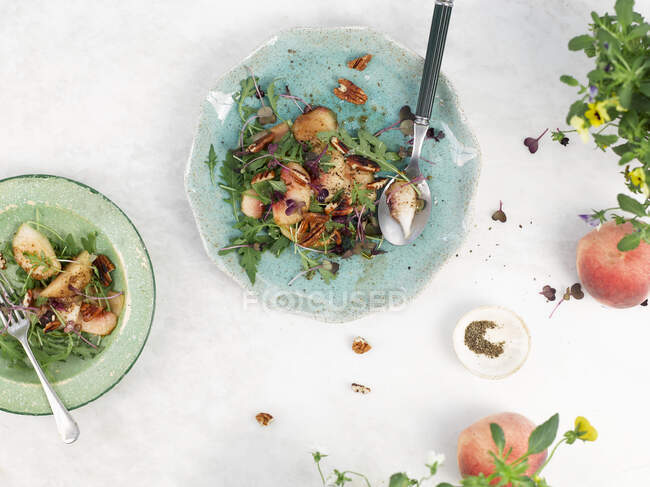 Tiro close-up de Rocket e salada de pêssego — Fotografia de Stock