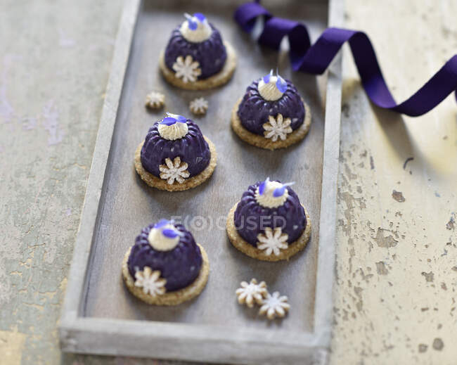 Vegan mini blueberry ring cakes with cashew cream — Stock Photo