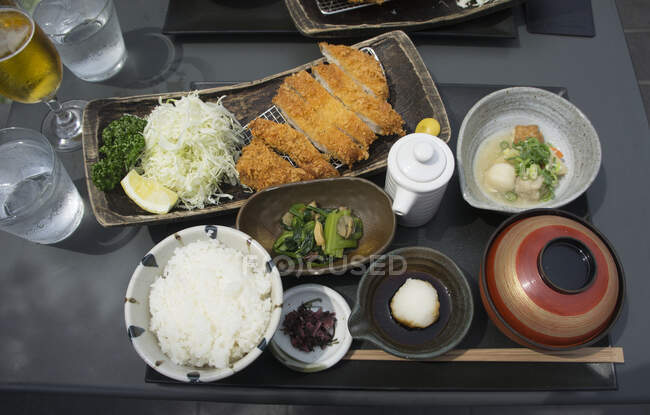Tonkatsu com repolho, molho, arroz, picles, rabanete ralado e sopa de missô — Fotografia de Stock