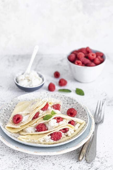 Pancakes with vegan coconut cottage cheese and raspberries — Stock Photo