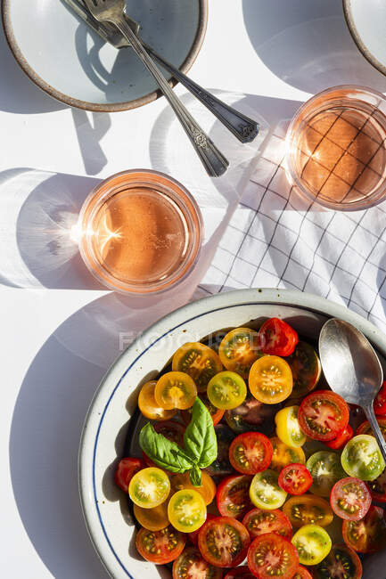 Барвистий томатний салат, поданий з напоєм — стокове фото
