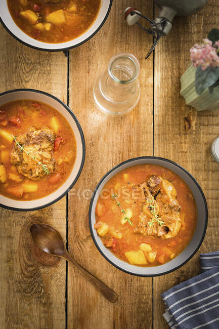 Суп з яловичини з картоплею та чебрець. — стокове фото