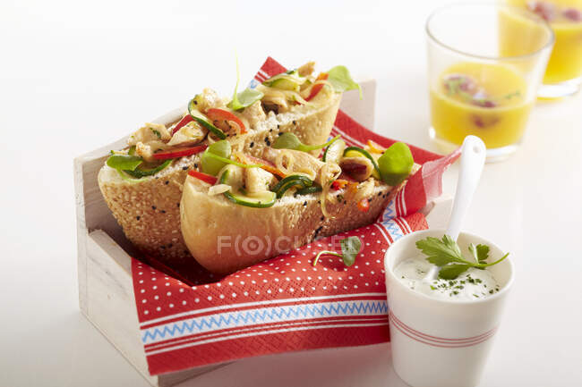 Stuffed pitta bread with roasted chicken breast, pepper and zucchini vegetables, purslane and yoghurt dressing — Stock Photo