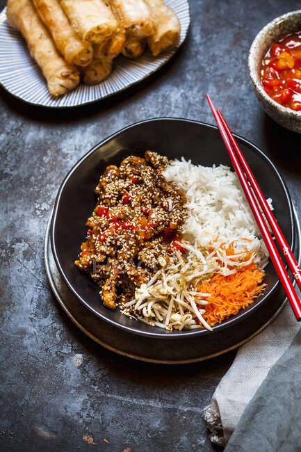 Sticky sesame beef with rice and vegetables — Stock Photo