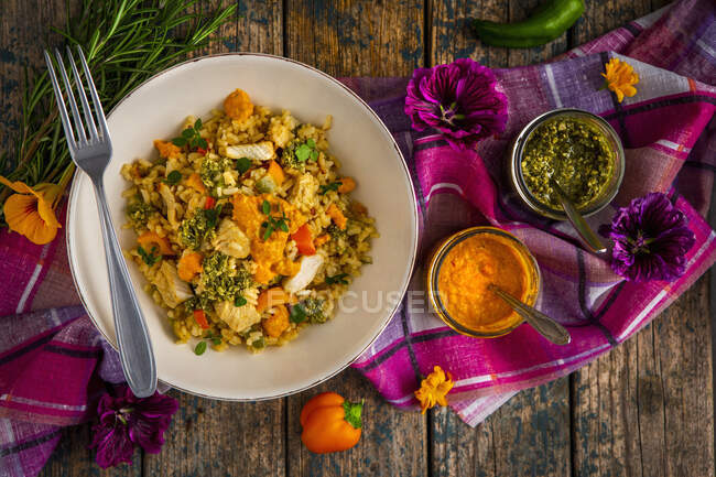 Fried rice with chicken, pepper and pesto sauces — Stock Photo